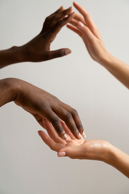 Gratis foto menselijke handen tegen witte achtergrond