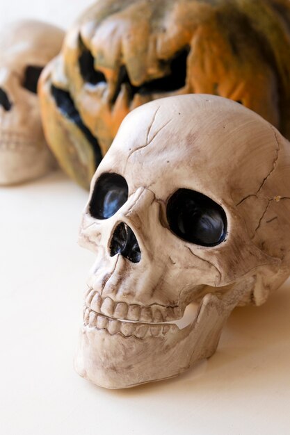Menselijke schedel dichtbij hefboom-o-lantaarn