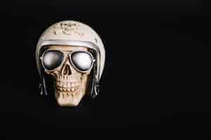 Gratis foto menselijke schedel met helm en zonnebril