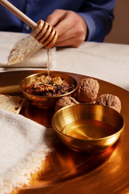 Mensen aan tafel genieten van een feestmaal voor de eerste dag van pesach seder