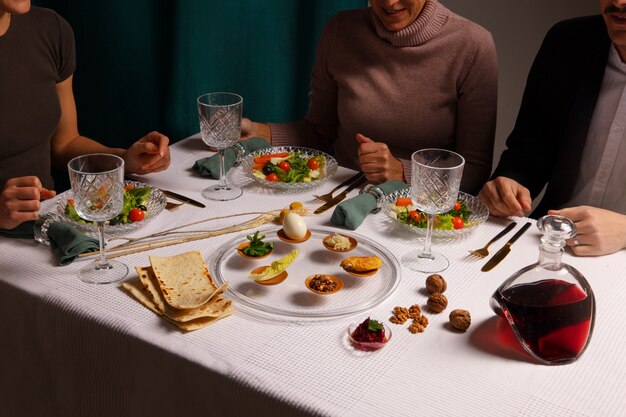 Mensen aan tafel genieten van een feestmaal voor de eerste dag van Pesach Seder