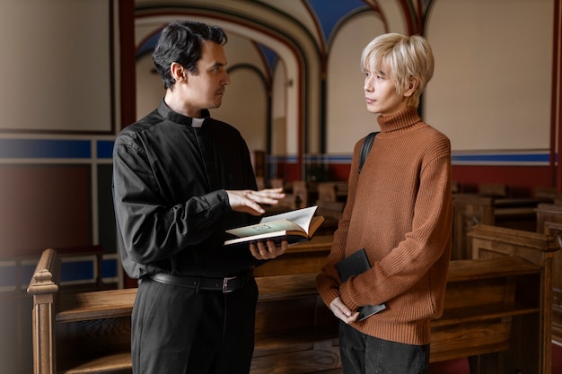 Gratis foto mensen bezoeken en bidden in het kerkgebouw