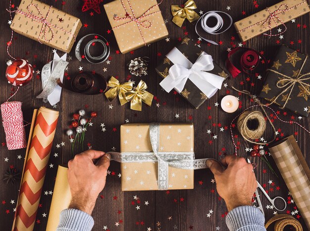 Mensen bindende boog op de giftproces van de Kerstmisgift van de doos van de het nieuwjaargift van het pakket