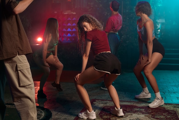 Mensen dansen en twerking op een binnenfeestje