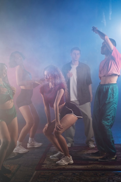 Gratis foto mensen dansen en twerking op een binnenfeestje