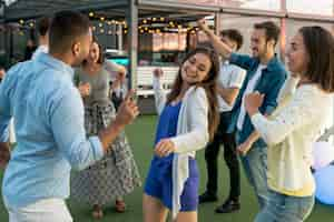 Gratis foto mensen dansen op een feestje