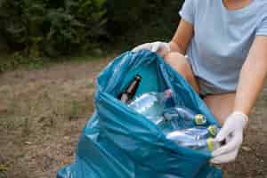 Gratis foto mensen die afval uit de natuur schoonmaken
