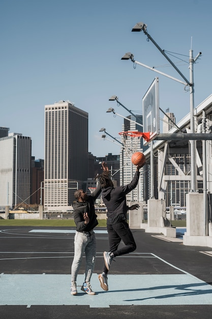 Mensen die basketballen