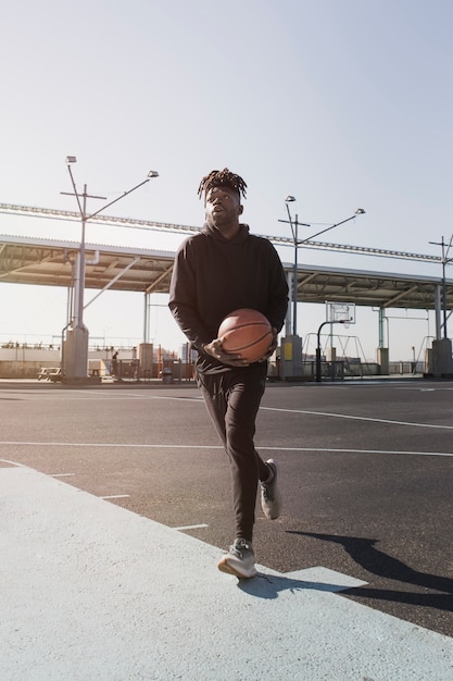 Mensen die basketballen