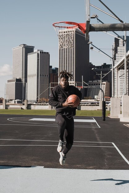 Mensen die basketballen