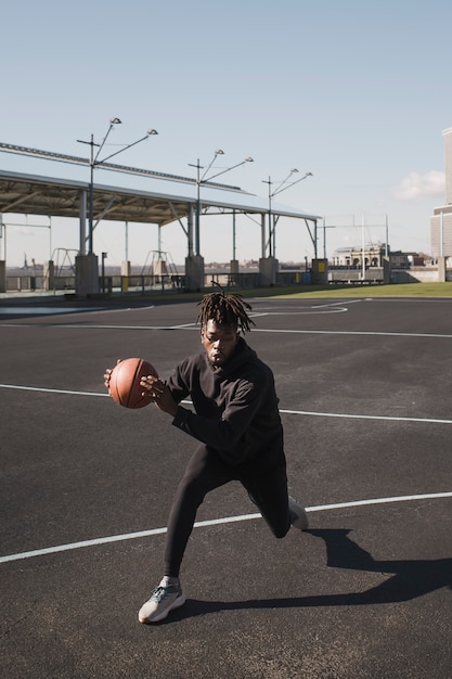 Gratis foto mensen die basketballen