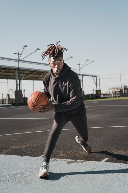 Mensen die basketballen