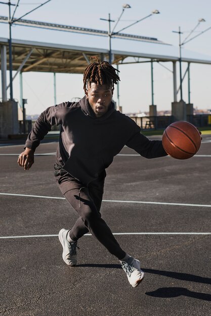 Mensen die basketballen