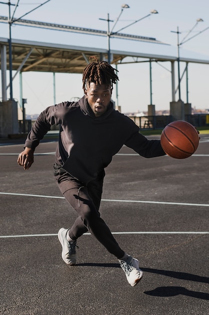 Mensen die basketballen