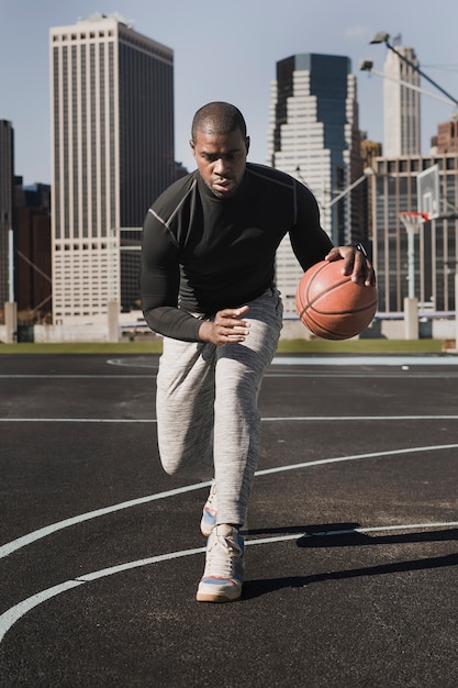 Mensen die basketballen