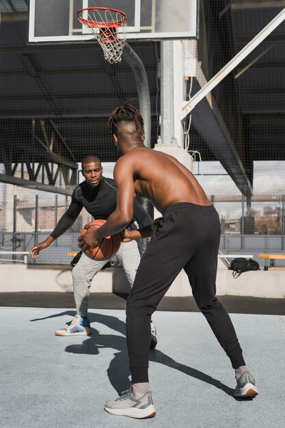 Mensen die basketballen