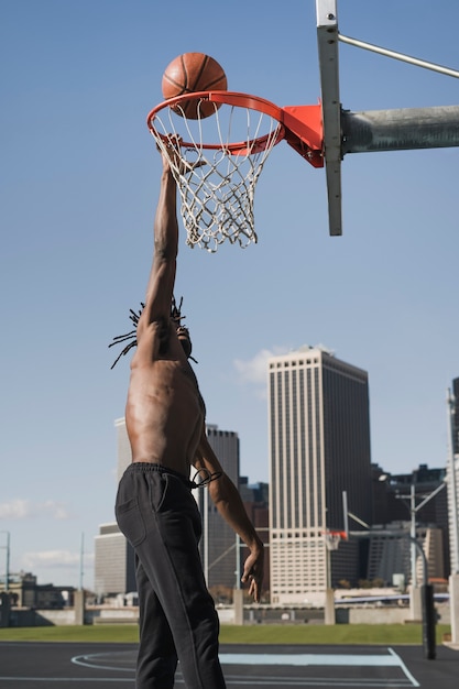 Mensen die basketballen