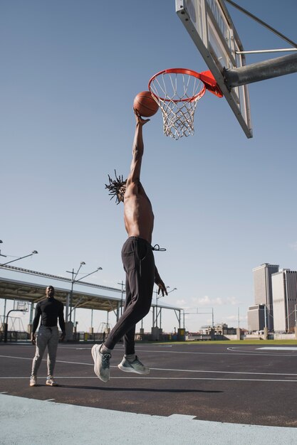 Mensen die basketballen