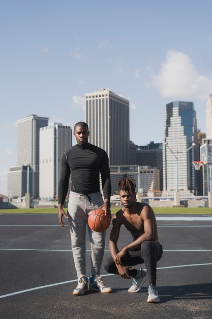 Mensen die basketballen