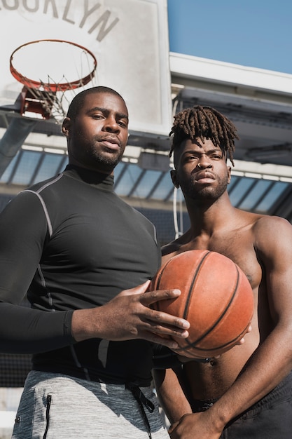 Gratis foto mensen die basketballen