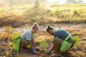 Gratis foto mensen die bomen planten op het platteland