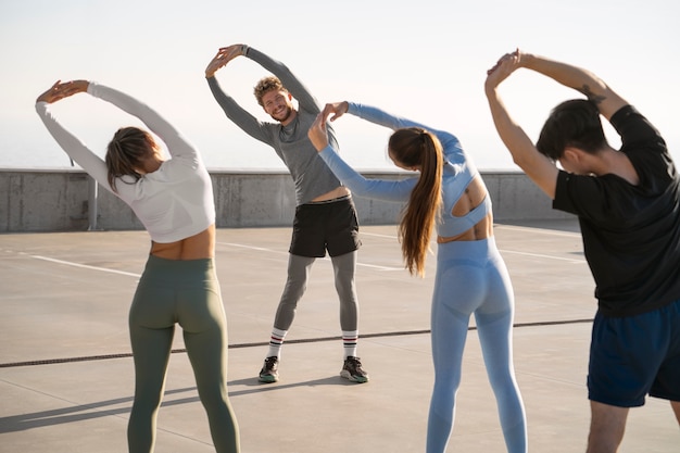 Mensen die buiten trainen