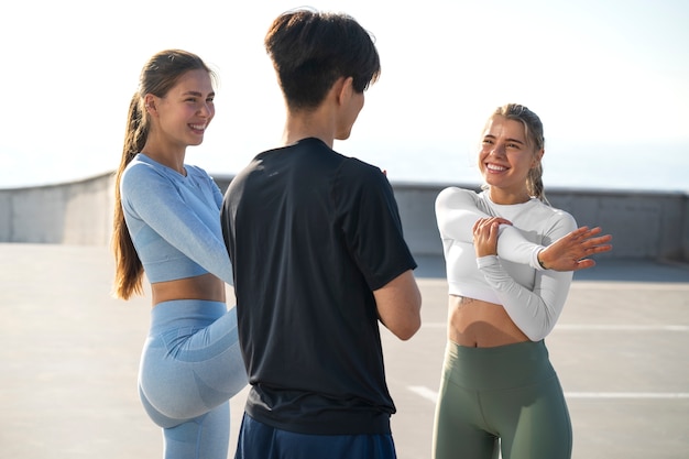 Gratis foto mensen die buiten trainen