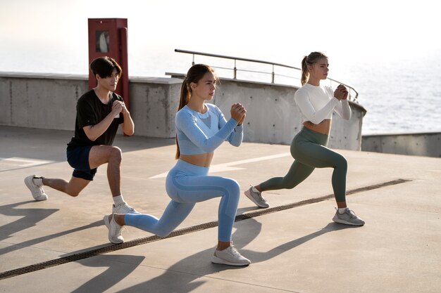 Mensen die buiten trainen