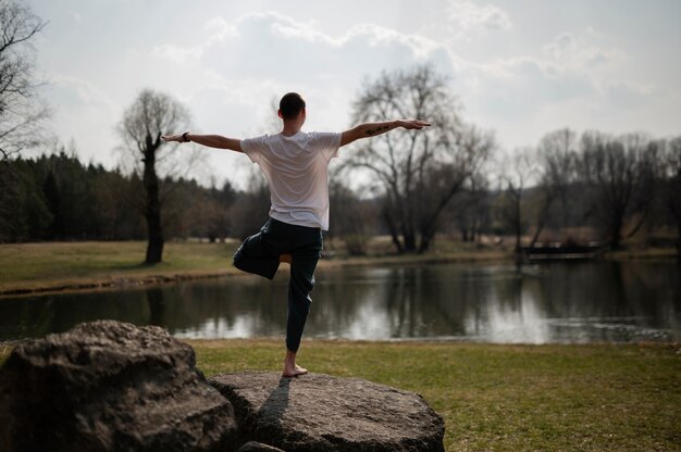 Mensen die buiten yoga beoefenen