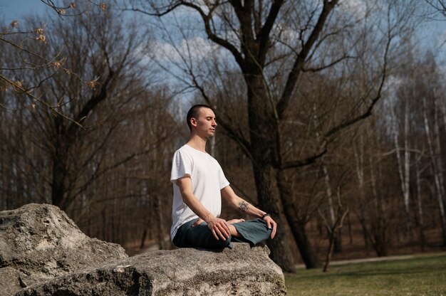 Mensen die buiten yoga beoefenen