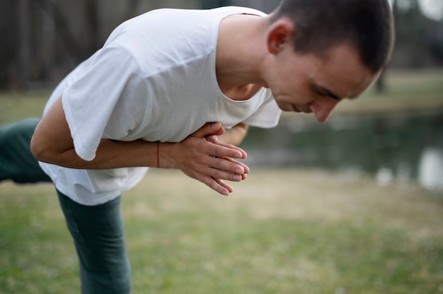 Gratis foto mensen die buiten yoga beoefenen