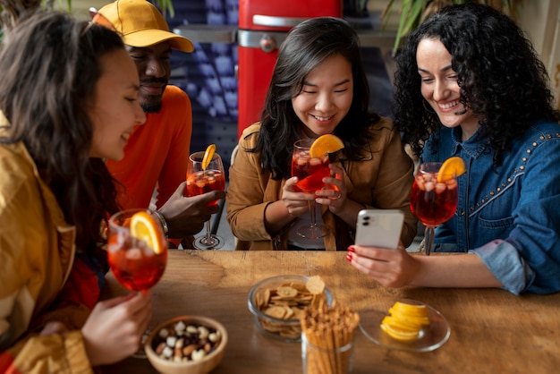 Gratis foto mensen die cocktails drinken.