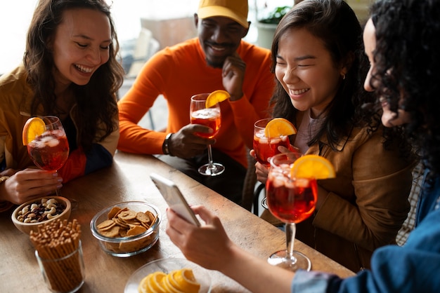 Mensen die cocktails drinken.