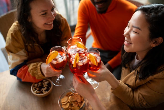 Gratis foto mensen die cocktails drinken.