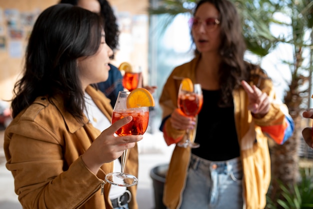 Gratis foto mensen die cocktails drinken.