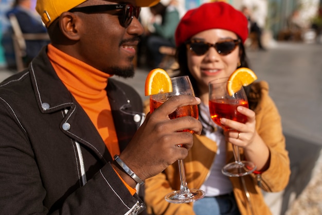 Gratis foto mensen die cocktails drinken.