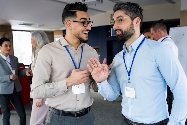 Gratis foto mensen die deelnemen aan een zakelijk evenement