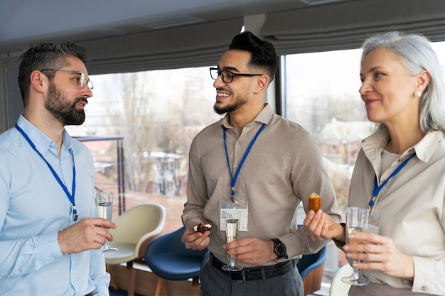 Gratis foto mensen die deelnemen aan een zakelijk evenement