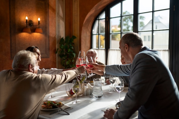 Mensen die dineren in luxe restaurants.