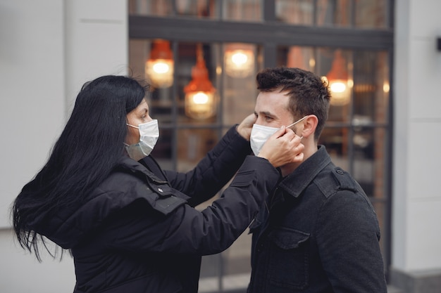 Mensen die een beschermend masker dragen dat zich op de straat bevindt