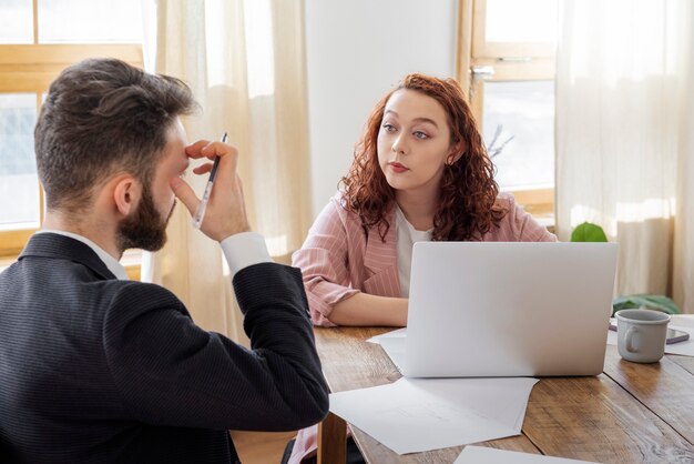 Mensen die een debat voeren terwijl ze over de computer kijken