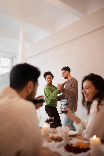 Gratis foto mensen die een ontspannen lunch hebben terwijl ze van salsa dansen genieten