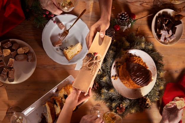 Mensen die een ontvangende kerstcadeaus geven op het zuidelijk halfrond