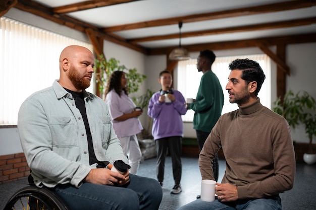 Gratis foto mensen die elkaar ontmoeten in een steungroep