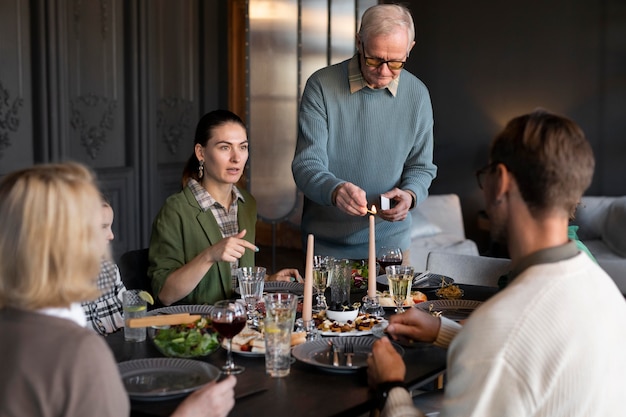 Gratis foto mensen die elkaar ontmoeten voor familiereünie