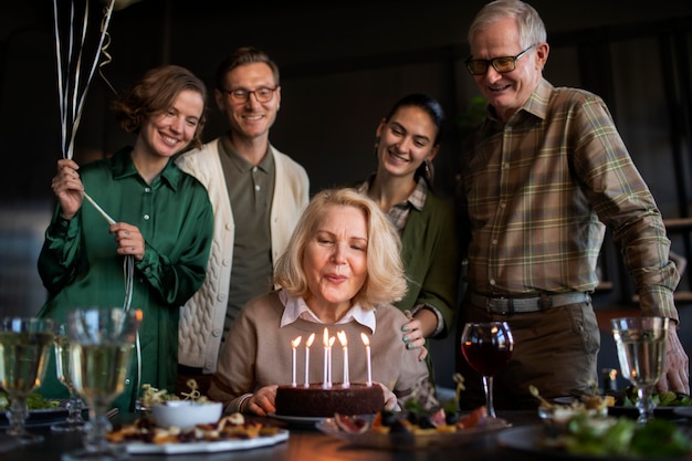 Mensen die elkaar ontmoeten voor familiereünie