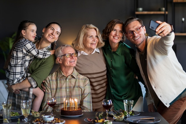 Mensen die elkaar ontmoeten voor familiereünie