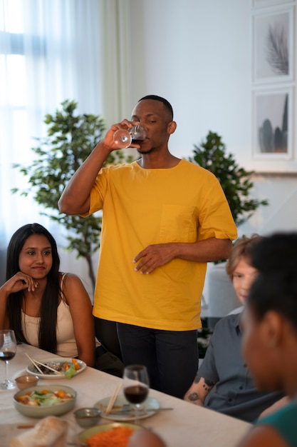 Gratis foto mensen die eten en drinken tijdens een etentje