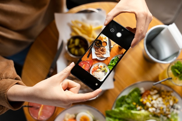 Gratis foto mensen die foto's maken van eten