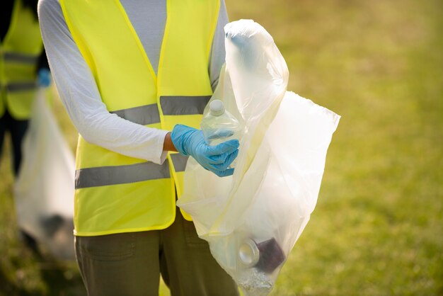 Mensen die gemeenschapsdienst doen door samen afval te verzamelen